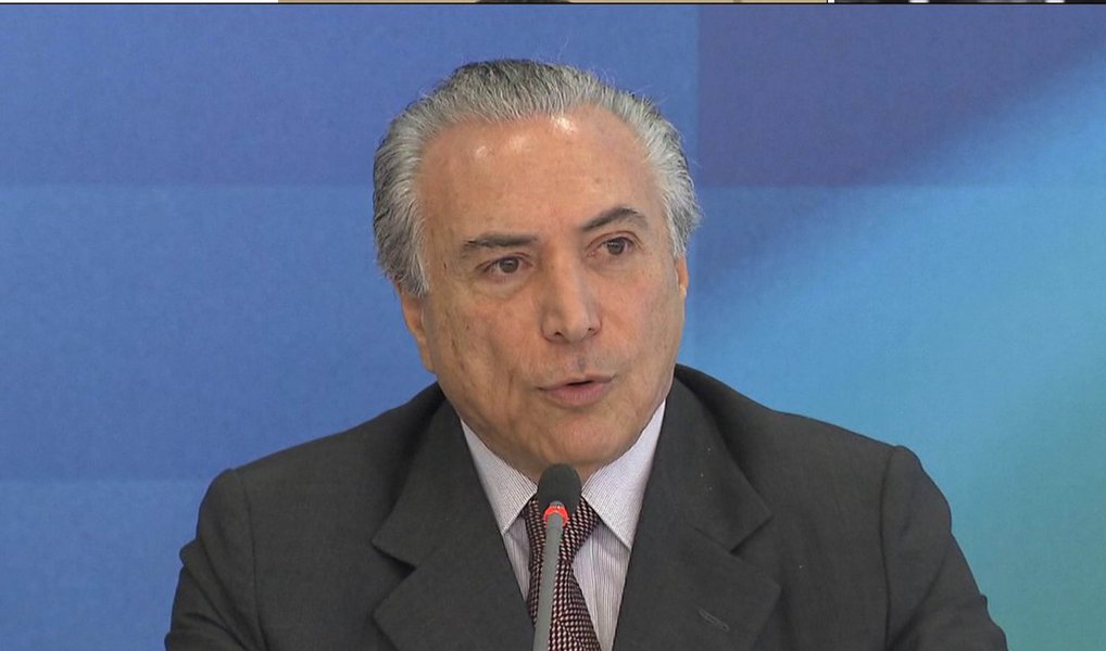 O jornalista Luis Nassif diz que a entrevista do vice-presidente Michel Temer ao jornalista Jorge Bastos Moreno mostra que ele "menospreza a qualidade dos juristas que declararam apoio ao governo da presidente Dilma Rousseff"; "Ele minimizou a importância acadêmica de alguns dos maiores juristas brasileiros, das principais faculdades de direito do país. E mais, constituindo um grupo politicamente heterogêneo, que contou desde simpatizantes do PT até adeptos da Opus Dei. Trata-se de um mundo que Temer frequentou 40 anos atrás. O jurista Temer morreu quando cedeu lugar ao político Temer", aponta Nassif (Foto: Valter Lima) O jornalista Luis Nassif diz que a entrevista do vice-presidente Michel Temer ao jornalista Jorge Bastos Moreno mostra que ele "menospreza a qualidade dos juristas que declararam apoio ao governo da presidente Dilma Rousseff"; "Ele minimizou a importância acadêmica de alguns dos maiores juristas brasileiros, das principais faculdades de direito do país. E mais, constituindo um grupo politicamente heterogêneo, que contou desde simpatizantes do PT até adeptos da Opus Dei. Trata-se de um mundo que Temer frequentou 40 anos atrás. O jurista Temer morreu quando cedeu lugar ao político Temer", aponta Nassif