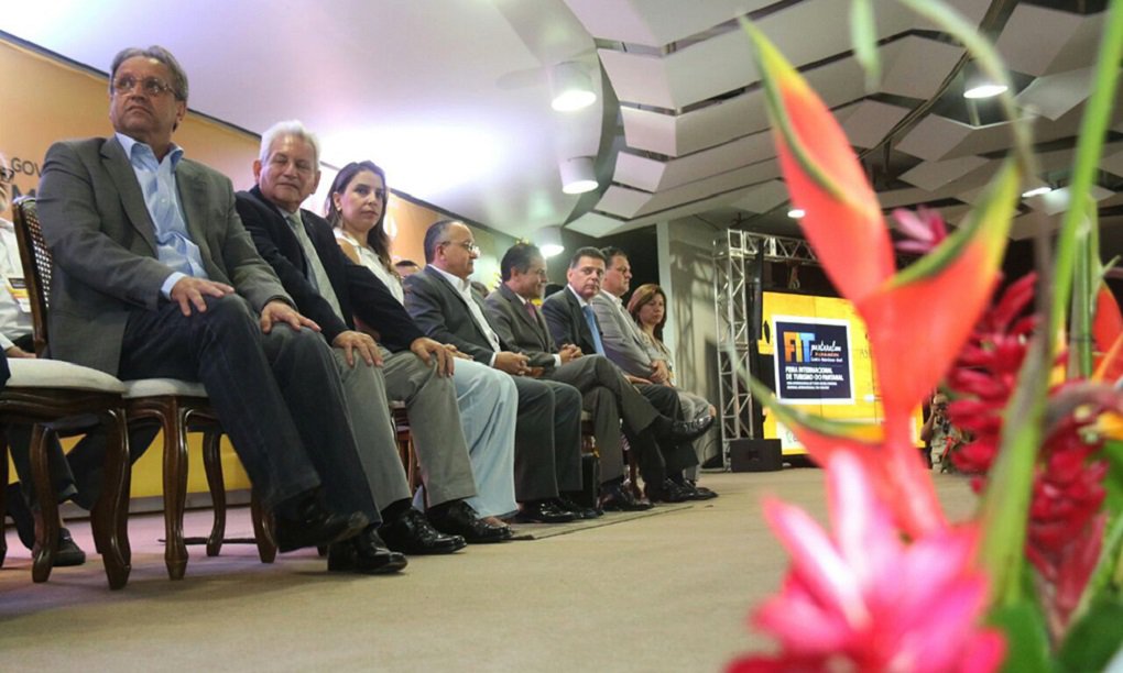 Na capital do Mato Grosso, onde participou do II Fórum de Governadores do Brasil Central de 2016, o governador Marcelo Miranda também prestigiou a abertura da Feira Internacional do Turismo Pantanal; na oportunidade, Marcelo Miranda enalteceu o turismo do Tocantins, ao enfatizar que o Estado tem atrativos encantadores; “Sem querer desmerecer as belezas do Pantanal, o Tocantins tem atrativos peculiares: a exemplo das regiões do Cantão, Jalapão, região dos lagos e de serras gerais, dentre outras”, disse o governador (Foto: José Barbacena) Na capital do Mato Grosso, onde participou do II Fórum de Governadores do Brasil Central de 2016, o governador Marcelo Miranda também prestigiou a abertura da Feira Internacional do Turismo Pantanal; na oportunidade, Marcelo Miranda enalteceu o turismo do Tocantins, ao enfatizar que o Estado tem atrativos encantadores; “Sem querer desmerecer as belezas do Pantanal, o Tocantins tem atrativos peculiares: a exemplo das regiões do Cantão, Jalapão, região dos lagos e de serras gerais, dentre outras”, disse o governador