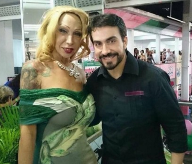O que me causou mais estranheza foi a presença do padre Fábio de Melo numa quadra de escola de samba. A foto com a travesti deveria ser considerada normal (Foto: Nêggo Tom) O que me causou mais estranheza foi a presença do padre Fábio de Melo numa quadra de escola de samba. A foto com a travesti deveria ser considerada normal