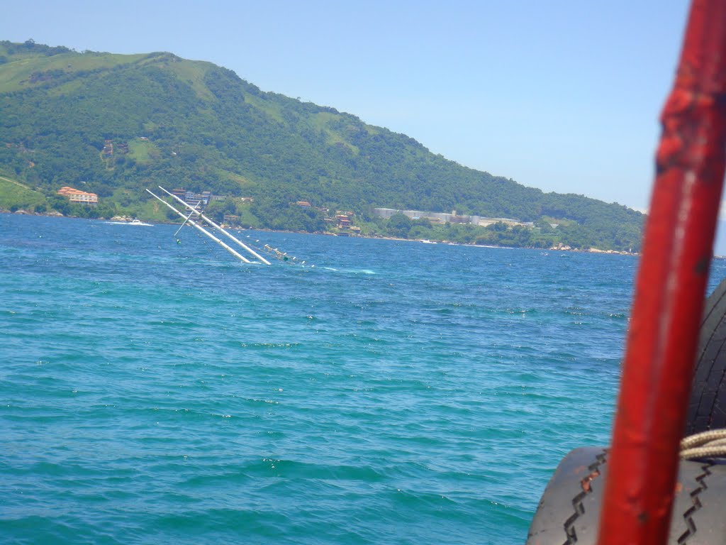 Uma equipe de inspeção naval da Delegacia da Capitania dos Portos em Angra dos Reis, com três embarcações da Marinha, realiza operação de busca e resgate na região sul do estado do Rio de Janeiro, para localizar cinco desaparecidos após o naufrágio da escuna Minas Gerais, nas proximidades da Ilha dos Meros, na Baía da Ilha Grande; os bombeiros do Quartel de Angra dos Reis também participam das buscas (Foto: Romulo Faro) Uma equipe de inspeção naval da Delegacia da Capitania dos Portos em Angra dos Reis, com três embarcações da Marinha, realiza operação de busca e resgate na região sul do estado do Rio de Janeiro, para localizar cinco desaparecidos após o naufrágio da escuna Minas Gerais, nas proximidades da Ilha dos Meros, na Baía da Ilha Grande; os bombeiros do Quartel de Angra dos Reis também participam das buscas