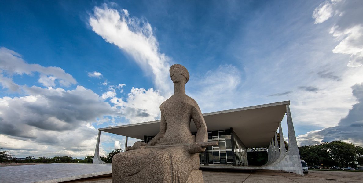 Sindicato dos Professores (Sinpro-AL) e dos Trabalhadores em Educação de (Sinteal) vão recorrer ao Supremo Tribunal Federal (STF) para derrubar o projeto 'Escola Livre', aprovado em sessão ordinária da Assembleia Legislativa de Alagoas; nova lei impede, por exemplo, que professores façam comentários sobre política e religião em sala de aula (Foto: Voney Malta) Sindicato dos Professores (Sinpro-AL) e dos Trabalhadores em Educação de (Sinteal) vão recorrer ao Supremo Tribunal Federal (STF) para derrubar o projeto 'Escola Livre', aprovado em sessão ordinária da Assembleia Legislativa de Alagoas; nova lei impede, por exemplo, que professores façam comentários sobre política e religião em sala de aula