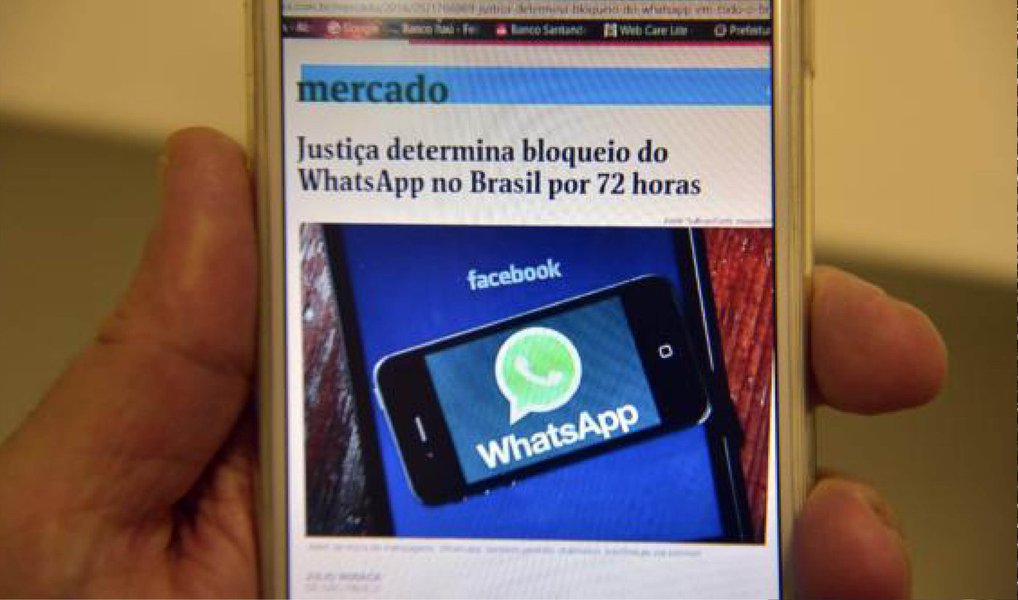 Em nota, a empresa afirma cooperar com a Justiça brasileira, reforça não ter as informações que querem forçá-los a entregar e diz que a decisão pune mais de 100 milhões de brasileiros "que dependem do nosso serviço para se comunicar, administrar seus negócios e muito mais"; para a Anatel, o bloqueio do aplicativo é desproporcional e pune usuários; após a decisão, a Proteste Associação de Consumidores retomou hoje a mobilização "Não calem o WhatsApp" (Foto: Gisele Federicce) Em nota, a empresa afirma cooperar com a Justiça brasileira, reforça não ter as informações que querem forçá-los a entregar e diz que a decisão pune mais de 100 milhões de brasileiros "que dependem do nosso serviço para se comunicar, administrar seus negócios e muito mais"; para a Anatel, o bloqueio do aplicativo é desproporcional e pune usuários; após a decisão, a Proteste Associação de Consumidores retomou hoje a mobilização "Não calem o WhatsApp"