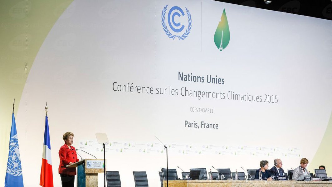 Durante participação na conferência do clima COP-21, em Paris, nesta segunda-feira, 30, a presidente Dilma Rousseff afirmou que ficou "perplexa, extremamente perplexa" com as denúncias contra o senador Delcídio do Amaral (PT-MS), ex-líder do governo e preso na última semana acusado de atrapalhar as investigações da Operação Lava Jato; "Fiquei perplexa, extremamente perplexa. Eu não esperava que isso acontecesse, ninguém esperava", afirmou; presidente também negou que tenha indicado o ex-diretor da área internacional da Petrobras Nestor Cerveró para o cargo, além de reafirmar que “não sabia de tudo” sobre a compra da refinaria de Pasadena (EUA) pela estatal (Foto: Aquiles Lins) Durante participação na conferência do clima COP-21, em Paris, nesta segunda-feira, 30, a presidente Dilma Rousseff afirmou que ficou "perplexa, extremamente perplexa" com as denúncias contra o senador Delcídio do Amaral (PT-MS), ex-líder do governo e preso na última semana acusado de atrapalhar as investigações da Operação Lava Jato; "Fiquei perplexa, extremamente perplexa. Eu não esperava que isso acontecesse, ninguém esperava", afirmou; presidente também negou que tenha indicado o ex-diretor da área internacional da Petrobras Nestor Cerveró para o cargo, além de reafirmar que “não sabia de tudo” sobre a compra da refinaria de Pasadena (EUA) pela estatal