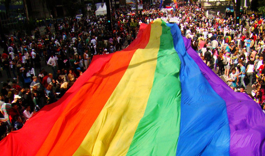 "Resta a nós, Lésbicas, Gays, Bissexuais, Travestis, Transexuais, Mulheres, Negras e Negros, Nordestinas e Nordestinos, Indígenas, Pobres, Trabalhadoras e Trabalhadores, olharmos para o tabuleiro político atual e identificar quem está de cada lado. Resta a nós entender que, por coerência, qualquer consequência de uma ruptura democrática como a de 1964, quando do Golpe Militar, recairá mais pesadamente sobre nossos ombros. Resta a nós esclarecer àqueles que ainda não entenderam isso: Não marcharemos ao lado dos que nos odeiam!"; a afirmação é de Luiz Modesto, diretor nacional de formação da União Nacional LGBT (Foto: Valter Lima) "Resta a nós, Lésbicas, Gays, Bissexuais, Travestis, Transexuais, Mulheres, Negras e Negros, Nordestinas e Nordestinos, Indígenas, Pobres, Trabalhadoras e Trabalhadores, olharmos para o tabuleiro político atual e identificar quem está de cada lado. Resta a nós entender que, por coerência, qualquer consequência de uma ruptura democrática como a de 1964, quando do Golpe Militar, recairá mais pesadamente sobre nossos ombros. Resta a nós esclarecer àqueles que ainda não entenderam isso: Não marcharemos ao lado dos que nos odeiam!"; a afirmação é de Luiz Modesto, diretor nacional de formação da União Nacional LGBT