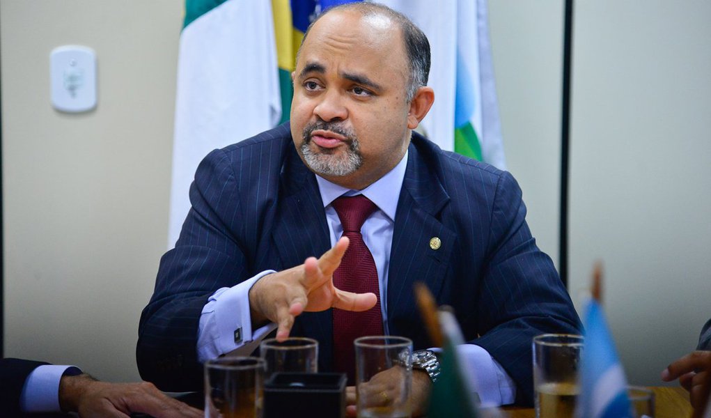 Menos de uma semana depois de trocar o PRB pelo Pros para se manter à frente do Ministério do Esporte, George Hilton teria sido avisado pela presidente Dilma Rousseff que terá que deixar o comando da pasta; segundo a coluna Painel, Dilma tenta convencer pelo menos parte do PRB a voltar a apoiá-la; em seu lugar deverá assumir Ricardo Leyser (Foto: Aquiles Lins) Menos de uma semana depois de trocar o PRB pelo Pros para se manter à frente do Ministério do Esporte, George Hilton teria sido avisado pela presidente Dilma Rousseff que terá que deixar o comando da pasta; segundo a coluna Painel, Dilma tenta convencer pelo menos parte do PRB a voltar a apoiá-la; em seu lugar deverá assumir Ricardo Leyser