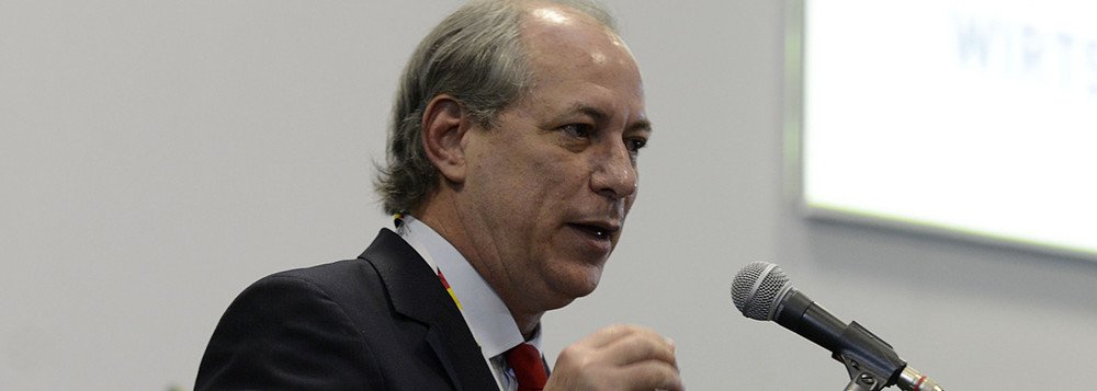 Ex-ministro Ciro Gomes (PDT) disse que irá rezar pela pela população brasileira neste domingo (17), dia da votação do processo de impeachment da presidente Dilma Rousseff pela Câmara dos Deputados; segundo ele, existe um risco alto de que hajam mortes em frente ao Congresso Nacional por conta do acirramento político cada vez mais forte em torno do assunto; "Esse irresponsável, esse canalha do Cunha marcou pra um domingo e pode haver mortes na frente Congresso", disparou (Foto: Fatima 247) Ex-ministro Ciro Gomes (PDT) disse que irá rezar pela pela população brasileira neste domingo (17), dia da votação do processo de impeachment da presidente Dilma Rousseff pela Câmara dos Deputados; segundo ele, existe um risco alto de que hajam mortes em frente ao Congresso Nacional por conta do acirramento político cada vez mais forte em torno do assunto; "Esse irresponsável, esse canalha do Cunha marcou pra um domingo e pode haver mortes na frente Congresso", disparou