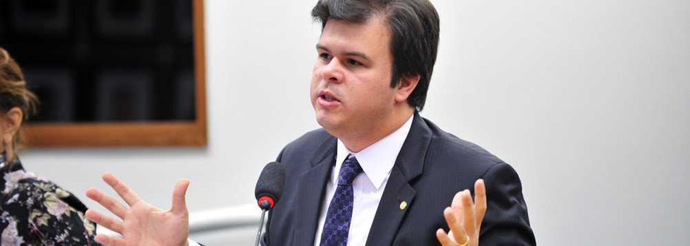Apesar de o PSB, liderado na Câmara por Fernando Filho (PE), ter orientado sua bancada, de 32 deputados, pela posição a favor do impeachment contra a presidente Dilma - sem punições aos que não votarem - deputados sinalizaram de que podem mudar de opinião até este domingo (17); dois deles são de Pernambuco: Gonzaga Patriota e Marinaldo Rosendo, que estariam dispostos pelo menos optar pela abstenção; as informações dão conta de que a legenda também pode perder os votos contra o impeachment dos parlamentares José Reinaldo (MA) e Júlio Delgado (MG) (Foto: Leonardo Lucena) Apesar de o PSB, liderado na Câmara por Fernando Filho (PE), ter orientado sua bancada, de 32 deputados, pela posição a favor do impeachment contra a presidente Dilma - sem punições aos que não votarem - deputados sinalizaram de que podem mudar de opinião até este domingo (17); dois deles são de Pernambuco: Gonzaga Patriota e Marinaldo Rosendo, que estariam dispostos pelo menos optar pela abstenção; as informações dão conta de que a legenda também pode perder os votos contra o impeachment dos parlamentares José Reinaldo (MA) e Júlio Delgado (MG)