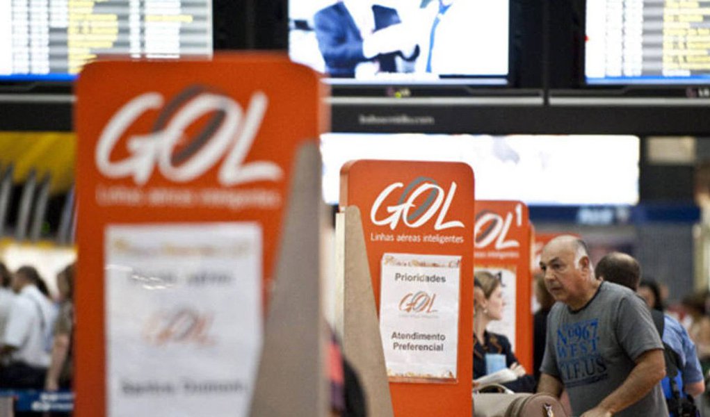 Companhia aérea Gol registrou prejuízo líquido de 1,13 bilhão de reais no quarto trimestre, um aumento de 79 por cento ante o resultado líquido negativo registrado no mesmo período do ano anterior; a empresa também informou projeção de reduzir entre 15 e 18 por cento o volume total de decolagens em 2016; a projeção anterior da empresa era reduzir de 4 a 6 por cento o volume de decolagens nacional (Foto: Roberta Namour) Companhia aérea Gol registrou prejuízo líquido de 1,13 bilhão de reais no quarto trimestre, um aumento de 79 por cento ante o resultado líquido negativo registrado no mesmo período do ano anterior; a empresa também informou projeção de reduzir entre 15 e 18 por cento o volume total de decolagens em 2016; a projeção anterior da empresa era reduzir de 4 a 6 por cento o volume de decolagens nacional