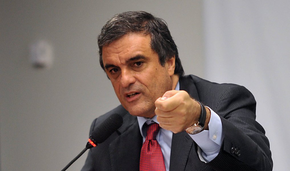 Ministro da Justiça disse que não se surpreendeu com o apoio do PSDB ao impeachment contra a presidente Dilma Rousseff, mas que lamentou; "O que eu lamento é que algumas pessoas que historicamente ajudaram a construir a democracia no Brasil e que têm uma biografia na defesa do Estado de Direito parecem ter esquecido do que defenderam no passado e agora, por questões momentâneas, abrem mão de princípios", afirmou, sem citar nomes (Foto: Aquiles Lins) Ministro da Justiça disse que não se surpreendeu com o apoio do PSDB ao impeachment contra a presidente Dilma Rousseff, mas que lamentou; "O que eu lamento é que algumas pessoas que historicamente ajudaram a construir a democracia no Brasil e que têm uma biografia na defesa do Estado de Direito parecem ter esquecido do que defenderam no passado e agora, por questões momentâneas, abrem mão de princípios", afirmou, sem citar nomes