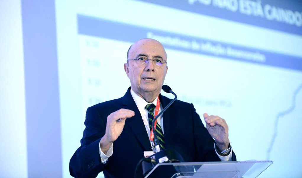 Cotado para a Fazenda em eventual governo Temer, o ex-presidente do Banco Central Henrique Meirelles não descarta a hipótese de aumentar impostos, o que "talvez seja necessário, mas claramente temporário"; ele projetou três cenários para a expansão do PIB na próxima década: 1,2% se nada for feito, 2,6% com ajustes básicos e 4% com reformas efetivas (Foto: Roberta Namour) Cotado para a Fazenda em eventual governo Temer, o ex-presidente do Banco Central Henrique Meirelles não descarta a hipótese de aumentar impostos, o que "talvez seja necessário, mas claramente temporário"; ele projetou três cenários para a expansão do PIB na próxima década: 1,2% se nada for feito, 2,6% com ajustes básicos e 4% com reformas efetivas