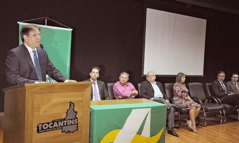 O governador do Tocantins, Marcelo Miranda (PMDB), reforçou a importância da parceira entre o executivo estadual e o Banco da Amazônia; cerca de R$ 600 milhões serão investidos, verba que, segundo o chefe do executivo, "devem ser dimensionadas, especialmente, pelo efeito que deve provocar na vida dos produtores e empreendedores que acreditam no potencial deste estado: dos menores aos maiores. Sem a participação do segmento produtor, isso aqui não teria nenhum sentido"; "Oficializar mais essa parceria significa que o Tocantins não fechou os olhos para o Brasil. Pelo contrário, reafirma o nosso compromisso em busca de alternativas que reforcem a nossa economia", disse ele (Foto: Leonardo Lucena) O governador do Tocantins, Marcelo Miranda (PMDB), reforçou a importância da parceira entre o executivo estadual e o Banco da Amazônia; cerca de R$ 600 milhões serão investidos, verba que, segundo o chefe do executivo, "devem ser dimensionadas, especialmente, pelo efeito que deve provocar na vida dos produtores e empreendedores que acreditam no potencial deste estado: dos menores aos maiores. Sem a participação do segmento produtor, isso aqui não teria nenhum sentido"; "Oficializar mais essa parceria significa que o Tocantins não fechou os olhos para o Brasil. Pelo contrário, reafirma o nosso compromisso em busca de alternativas que reforcem a nossa economia", disse ele
