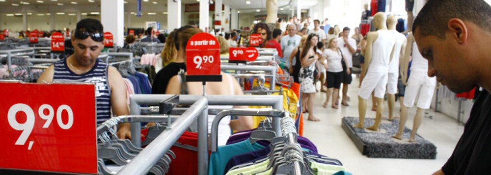 A Fundação Getulio Vargas informou nesta quarta-feira que o seu Índice de Confiança do Consumidor (ICC) avançou 2,5 pontos em janeiro, alcançando 67,9 pontos; o Índice de Expectativas teve avanço de 3,4 pontos, indo a 70,0 pontos; já o Índice da Situação Atual (ISA) apresentou alta de 1,1 ponto, alcançando 67,5 pontos no mês (Foto: Gisele Federicce) A Fundação Getulio Vargas informou nesta quarta-feira que o seu Índice de Confiança do Consumidor (ICC) avançou 2,5 pontos em janeiro, alcançando 67,9 pontos; o Índice de Expectativas teve avanço de 3,4 pontos, indo a 70,0 pontos; já o Índice da Situação Atual (ISA) apresentou alta de 1,1 ponto, alcançando 67,5 pontos no mês