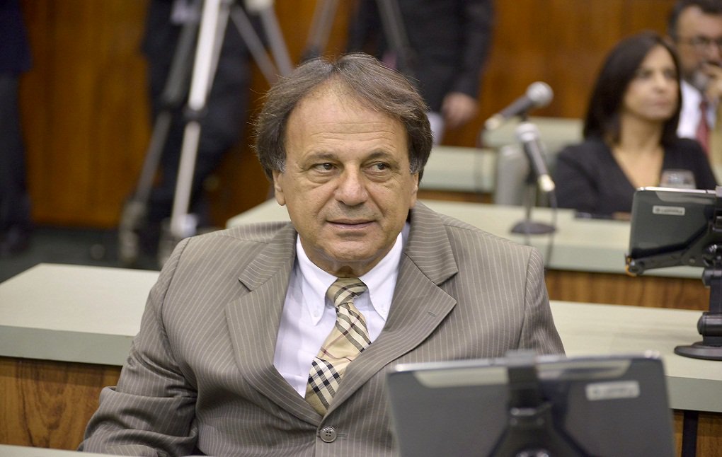 Deputado Adib Elias (PMDB), que é pré-candidato a prefeito, decidiu entrar com ação Ministério Público pedindo o cancelamento de concurso público da prefeitura que seria realizado agora em abril e que abrirá mil vagas na administração municipal; Justiça acatou a ação do MP e o concurso está suspenso temporariamente, prejudicando quase 9 mil inscritos; aliados do prefeito Jardel Sebba alegam que Adib tem a intenção de desgastar a atual gestão porque é candidato a prefeito (Foto: José Barbacena) Deputado Adib Elias (PMDB), que é pré-candidato a prefeito, decidiu entrar com ação Ministério Público pedindo o cancelamento de concurso público da prefeitura que seria realizado agora em abril e que abrirá mil vagas na administração municipal; Justiça acatou a ação do MP e o concurso está suspenso temporariamente, prejudicando quase 9 mil inscritos; aliados do prefeito Jardel Sebba alegam que Adib tem a intenção de desgastar a atual gestão porque é candidato a prefeito