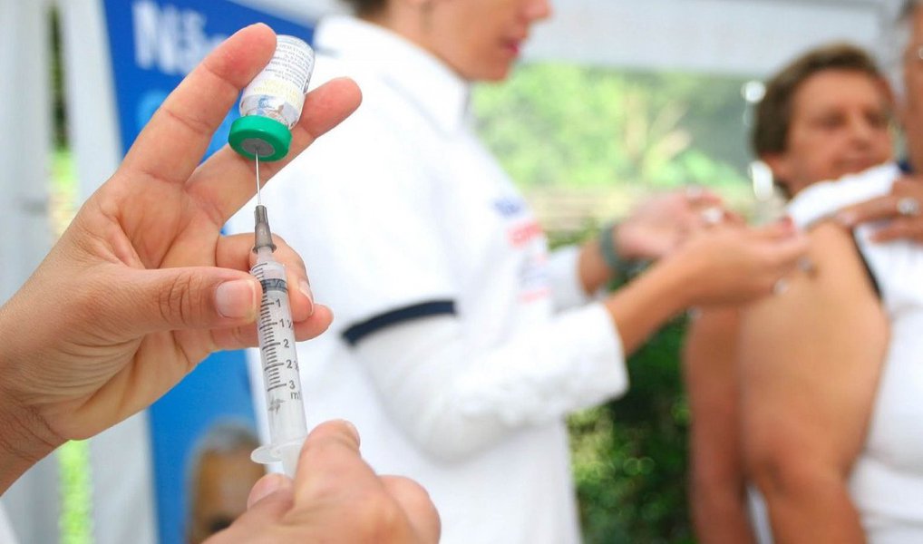 A campanha nacional terá início no dia 30 de abril, porém, no dia 1º a pasta começa a distribuir o imunizante aos estados; normalmente os surtos de H1N1, um dos tipos da Influenza A, acontecem a partir de junho, com a chegada do inverno, mas, no estado de São Paulo, por exemplo, casos graves da doença começaram a ser registrados mais cedo; a campanha nacional vai de 30 de abril a 20 de maio, mas, com a chegada do imunizante mais cedo, os estados e municípios poderão antecipar a aplicação da forma mais conveniente para a região (Foto: Agência Brasil) A campanha nacional terá início no dia 30 de abril, porém, no dia 1º a pasta começa a distribuir o imunizante aos estados; normalmente os surtos de H1N1, um dos tipos da Influenza A, acontecem a partir de junho, com a chegada do inverno, mas, no estado de São Paulo, por exemplo, casos graves da doença começaram a ser registrados mais cedo; a campanha nacional vai de 30 de abril a 20 de maio, mas, com a chegada do imunizante mais cedo, os estados e municípios poderão antecipar a aplicação da forma mais conveniente para a região