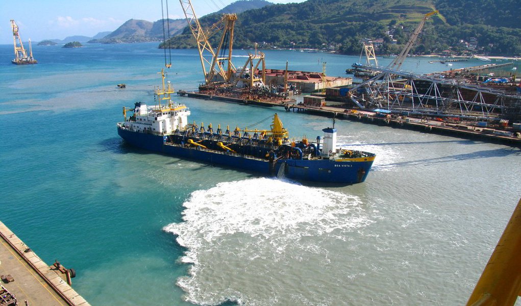 Sem receber os pagamentos prometidos pela Sete Brasil a cerca de um ano, o Estaleiro Brasfels demitirá 2 mil metalúrgicos até dezembro; eles trabalham na construção de quatro das seis sondas de perfuração encomendadas ao estaleiro, localizado em Angra dos Reis (RJ); a princípio, serão demitidos 500 operários; eles construíam sondas encomendadas pela Petrobras, duas das quais estão prontas e uma terceira, com 90% dos trabalhos concluídos, teve a construção suspensa; dificuldades financeiras da Sete Brasil começaram após o nome do estaleiro ser envolvido nas denúncias da Operação Lava Jato (Foto: Leonardo Lucena) Sem receber os pagamentos prometidos pela Sete Brasil a cerca de um ano, o Estaleiro Brasfels demitirá 2 mil metalúrgicos até dezembro; eles trabalham na construção de quatro das seis sondas de perfuração encomendadas ao estaleiro, localizado em Angra dos Reis (RJ); a princípio, serão demitidos 500 operários; eles construíam sondas encomendadas pela Petrobras, duas das quais estão prontas e uma terceira, com 90% dos trabalhos concluídos, teve a construção suspensa; dificuldades financeiras da Sete Brasil começaram após o nome do estaleiro ser envolvido nas denúncias da Operação Lava Jato