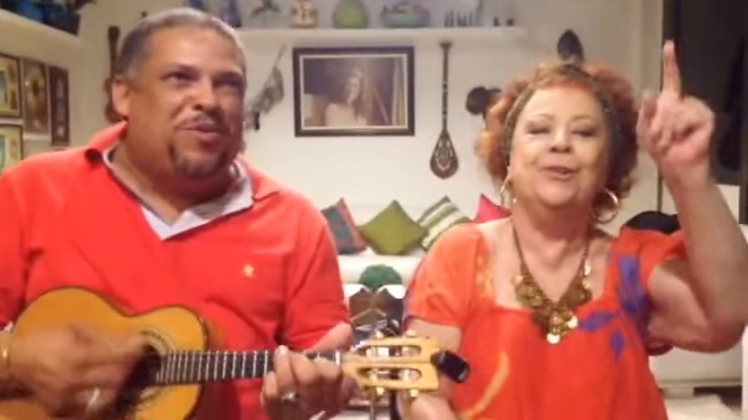 Cantora e compositora Beth Carvalho publicou em sua página no Youtube neste sábado o 'Samba Não Vai Ter Golpe'; Na letra, a sambista conclama o povo a reagir ao golpe: "Vamos sair e dar as mãos, para salvar nosso país"; o refrão é "não vai ter golpe de novo, reage, reage, meu povo"; assista (Foto: Romulo Faro) Cantora e compositora Beth Carvalho publicou em sua página no Youtube neste sábado o 'Samba Não Vai Ter Golpe'; Na letra, a sambista conclama o povo a reagir ao golpe: "Vamos sair e dar as mãos, para salvar nosso país"; o refrão é "não vai ter golpe de novo, reage, reage, meu povo"; assista