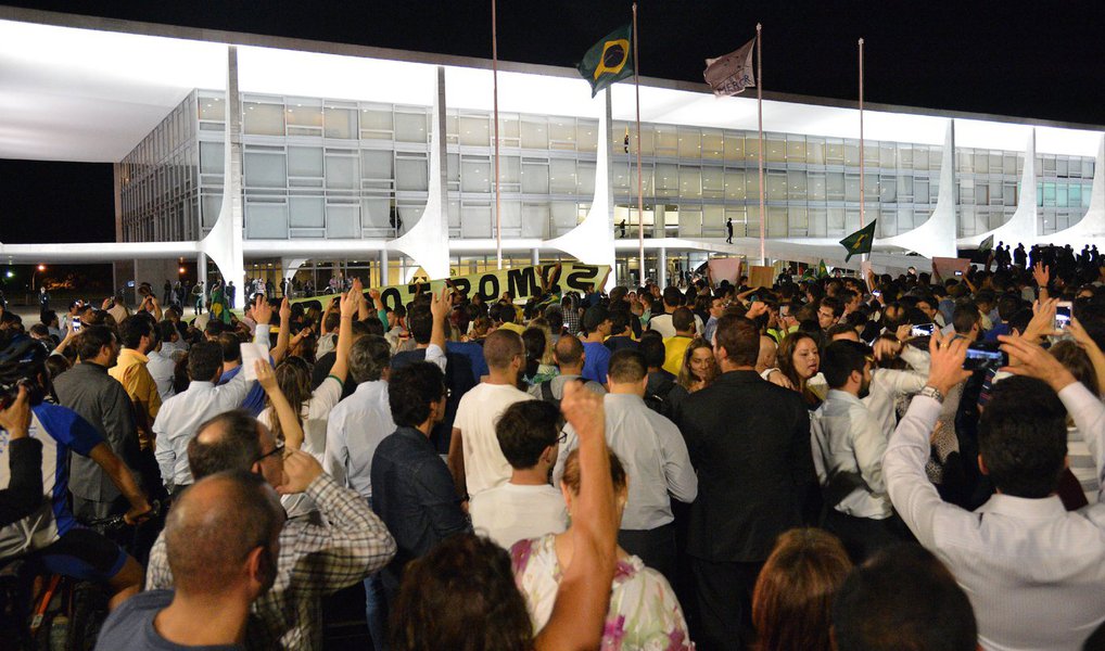 Um grupo de petistas entrou em confronto com manifestantes que protestam, nesta quarta (16), contra a nomeação do ex-presidente Lula para a Casa Civil em frente ao Palácio do Planalto, em Brasília; houve correria e a polícia usou cassetetes e spray de pimenta para evitar os embates; na Praça dos Três Poderes, cerca de 2 mil pessoas protestam contra Lula, Dilma e o PT (Foto: Valter Lima) Um grupo de petistas entrou em confronto com manifestantes que protestam, nesta quarta (16), contra a nomeação do ex-presidente Lula para a Casa Civil em frente ao Palácio do Planalto, em Brasília; houve correria e a polícia usou cassetetes e spray de pimenta para evitar os embates; na Praça dos Três Poderes, cerca de 2 mil pessoas protestam contra Lula, Dilma e o PT