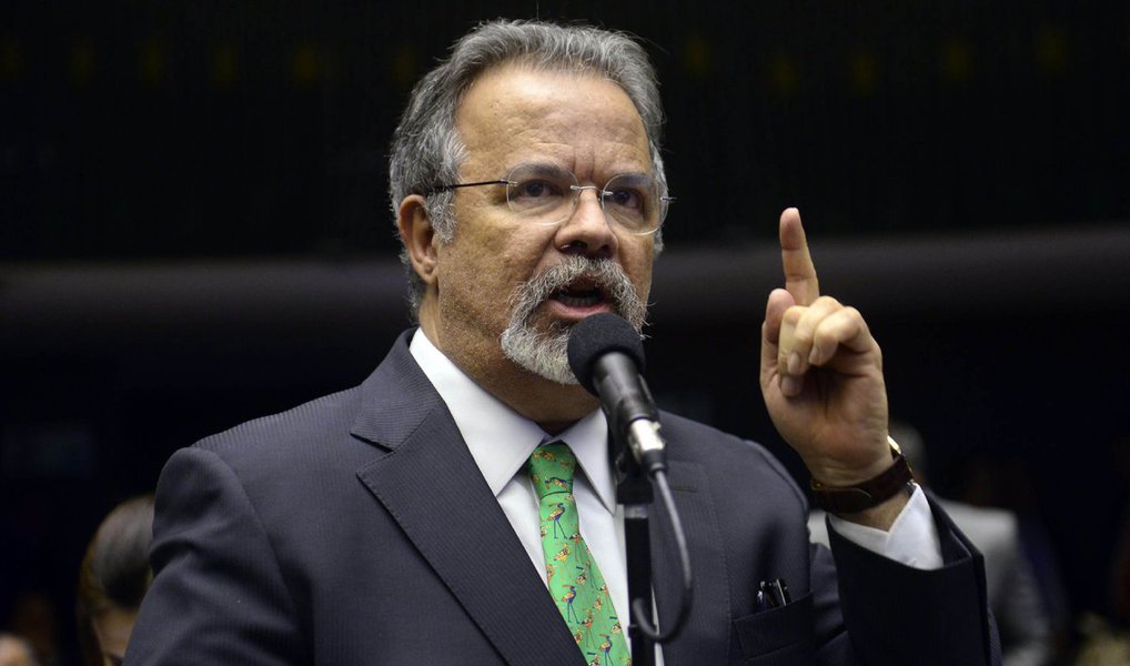 O deputado federal Raul Jungmann (PPS-PE), vice-líder da Minoria, protocolou, em nome do PPS, nesta quinta (17), mandado de segurança coletivo no Supremo Tribunal Federal, pedindo liminar para sustar os efeitos do ato de nomeação e posse de Lula como ministro-chefe da Casa Civil; o ministro Gilmar Mendes foi designado relator da matéria na corte (Foto: Valter Lima) O deputado federal Raul Jungmann (PPS-PE), vice-líder da Minoria, protocolou, em nome do PPS, nesta quinta (17), mandado de segurança coletivo no Supremo Tribunal Federal, pedindo liminar para sustar os efeitos do ato de nomeação e posse de Lula como ministro-chefe da Casa Civil; o ministro Gilmar Mendes foi designado relator da matéria na corte