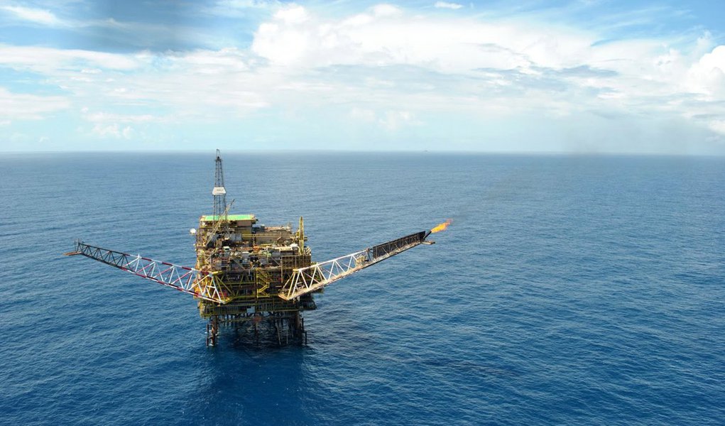 Petrobras pretende vender até um quarto de sua participação de 40% no campo de exploração de petróleo de Libra, no pré-sal; objetivo é reduzir a dívida da estatal, considerada a maior da indústria petrolífera no mundo; negócio pode alcançar US$ 1,5 bilhão; Petrobras tem como meta alienar US$ 15,1 bilhões de dólares até o final de 2016 (Foto: Paulo Emílio) Petrobras pretende vender até um quarto de sua participação de 40% no campo de exploração de petróleo de Libra, no pré-sal; objetivo é reduzir a dívida da estatal, considerada a maior da indústria petrolífera no mundo; negócio pode alcançar US$ 1,5 bilhão; Petrobras tem como meta alienar US$ 15,1 bilhões de dólares até o final de 2016