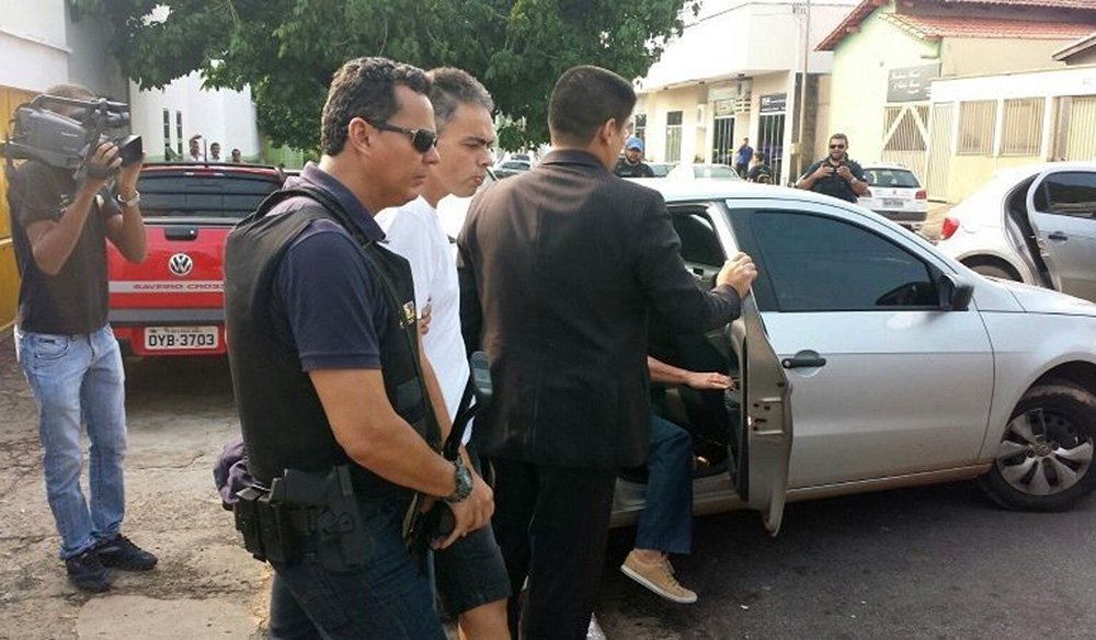 A operação fim de Feira, desencadeada nesta segunda-feira, 7, pela Polícia Civil, prendeu o diretor administrativo da Assembleia Legislativa, Rodrigo Rodrigues do Nascimento, corrupção passiva, formação de organização criminosa, peculato furto, peculato desvio, peculato à propriedade, falsificação de documento público e falsidade ideológica; também foram presos Valderci Nogueira de Castro, Maurício Cardoso Oliveira Júnior, Sidnei Marques de Brito e Edson Martins Filho; segundo a polícia, Rodrigo liderava o esquema que pedia dinheiro particular em troca de obras particulares que seriam realizadas com as máquinas do Dertins (Foto: Aquiles Lins) A operação fim de Feira, desencadeada nesta segunda-feira, 7, pela Polícia Civil, prendeu o diretor administrativo da Assembleia Legislativa, Rodrigo Rodrigues do Nascimento, corrupção passiva, formação de organização criminosa, peculato furto, peculato desvio, peculato à propriedade, falsificação de documento público e falsidade ideológica; também foram presos Valderci Nogueira de Castro, Maurício Cardoso Oliveira Júnior, Sidnei Marques de Brito e Edson Martins Filho; segundo a polícia, Rodrigo liderava o esquema que pedia dinheiro particular em troca de obras particulares que seriam realizadas com as máquinas do Dertins