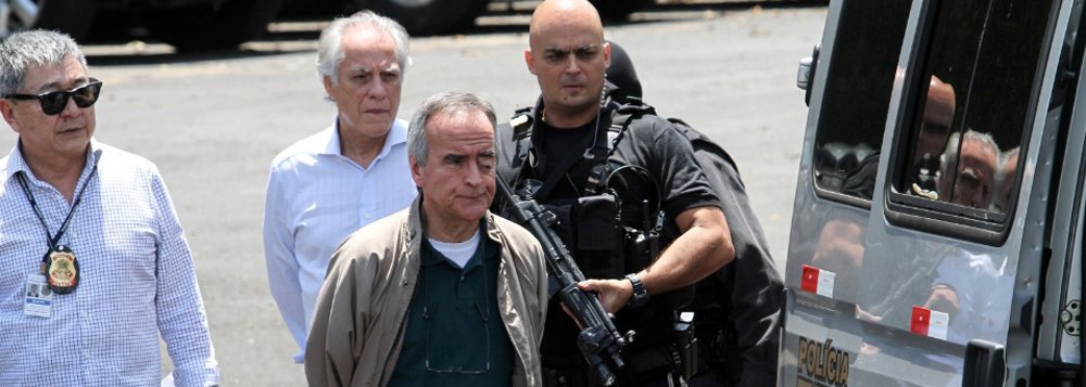 Segundo o ministro Teori Zavascki, do Supremo Tribunal Federal, uma copia do documento estava nas mãos do banqueiro André Esteves, preso na operação Lava Jato; na gravação feita por Bernardo Cerveró, filho do ex-diretor da Petrobras, o advogado Edson Ribeiro, que defendia Cerveró, aponta que o agente Newton Ishii é responsável pelo vazamento da minuta da delação; "É o japonês. Se for alguém, é o japonês", afirma (Foto: Roberta Namour) Segundo o ministro Teori Zavascki, do Supremo Tribunal Federal, uma copia do documento estava nas mãos do banqueiro André Esteves, preso na operação Lava Jato; na gravação feita por Bernardo Cerveró, filho do ex-diretor da Petrobras, o advogado Edson Ribeiro, que defendia Cerveró, aponta que o agente Newton Ishii é responsável pelo vazamento da minuta da delação; "É o japonês. Se for alguém, é o japonês", afirma