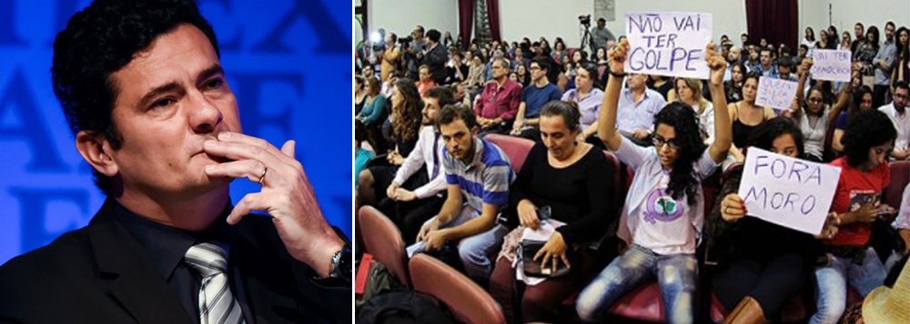 Em ato em defesa da democracia, juristas protestaram contra o que chamaram de autoritarismo e ilegalidades do professor Sérgio Moro, o juiz da Lava Jato; juristas leram e aprovaram a Carta de Curitiba, na qual evocam as garantias constitucionais e a defesa do Estado Democrático de Direito; "Não vai ter golpe", "Fora Moro, fascista, tucano e golpista" foram algumas das palavras de ordem na plateia; também houve defesas à OAB e à imprensa; leia a íntegra da Carta de Curitiba (Foto: Gisele Federicce) Em ato em defesa da democracia, juristas protestaram contra o que chamaram de autoritarismo e ilegalidades do professor Sérgio Moro, o juiz da Lava Jato; juristas leram e aprovaram a Carta de Curitiba, na qual evocam as garantias constitucionais e a defesa do Estado Democrático de Direito; "Não vai ter golpe", "Fora Moro, fascista, tucano e golpista" foram algumas das palavras de ordem na plateia; também houve defesas à OAB e à imprensa; leia a íntegra da Carta de Curitiba