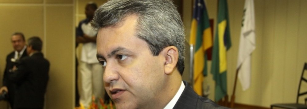 O presidente do PSB em Aracaju, Élber Batalha Filho, criticou o PC do B, em nota enviada à imprensa; segundo ele, o partido "caminha para o isolamento político"; "É lamentável a postura de desespero que o PCdoB de Aracaju tem adotado nos últimos tempos", reforça; segundo Élber Filho, o PC do B tenta descredibilizar a pré-candidatura do PMDB, "do amigo Zezinho Sobral" e "mira toda a sua artilharia pejorativa e difamatória contra o pré-candidato do PSB, Valadares Filho, levantando ofensas e inverdades sobre sua pessoa e do próprio partido" (Foto: Valter Lima) O presidente do PSB em Aracaju, Élber Batalha Filho, criticou o PC do B, em nota enviada à imprensa; segundo ele, o partido "caminha para o isolamento político"; "É lamentável a postura de desespero que o PCdoB de Aracaju tem adotado nos últimos tempos", reforça; segundo Élber Filho, o PC do B tenta descredibilizar a pré-candidatura do PMDB, "do amigo Zezinho Sobral" e "mira toda a sua artilharia pejorativa e difamatória contra o pré-candidato do PSB, Valadares Filho, levantando ofensas e inverdades sobre sua pessoa e do próprio partido"