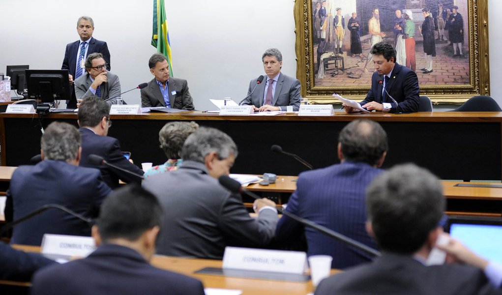 Comissão Parlamentar de Inquérito (CPI) dos Fundos de Pensão se reúne para apresentação do parecer do relator, deputado Sérgio Souza (PMDB-PR) que deverá ser aprovado até o próximo dia 18; CPI investiga investiga a aplicação incorreta de recursos e de manipulação na gestão em fundos de previdência complementar de funcionários de estatais e de servidores públicos entre 2003 e 2015; estimativa é que os fundos de pensão investigados tiveram prejuízos estimados em R$ 30 bilhões no ano passado (Foto: Paulo Emílio) Comissão Parlamentar de Inquérito (CPI) dos Fundos de Pensão se reúne para apresentação do parecer do relator, deputado Sérgio Souza (PMDB-PR) que deverá ser aprovado até o próximo dia 18; CPI investiga investiga a aplicação incorreta de recursos e de manipulação na gestão em fundos de previdência complementar de funcionários de estatais e de servidores públicos entre 2003 e 2015; estimativa é que os fundos de pensão investigados tiveram prejuízos estimados em R$ 30 bilhões no ano passado