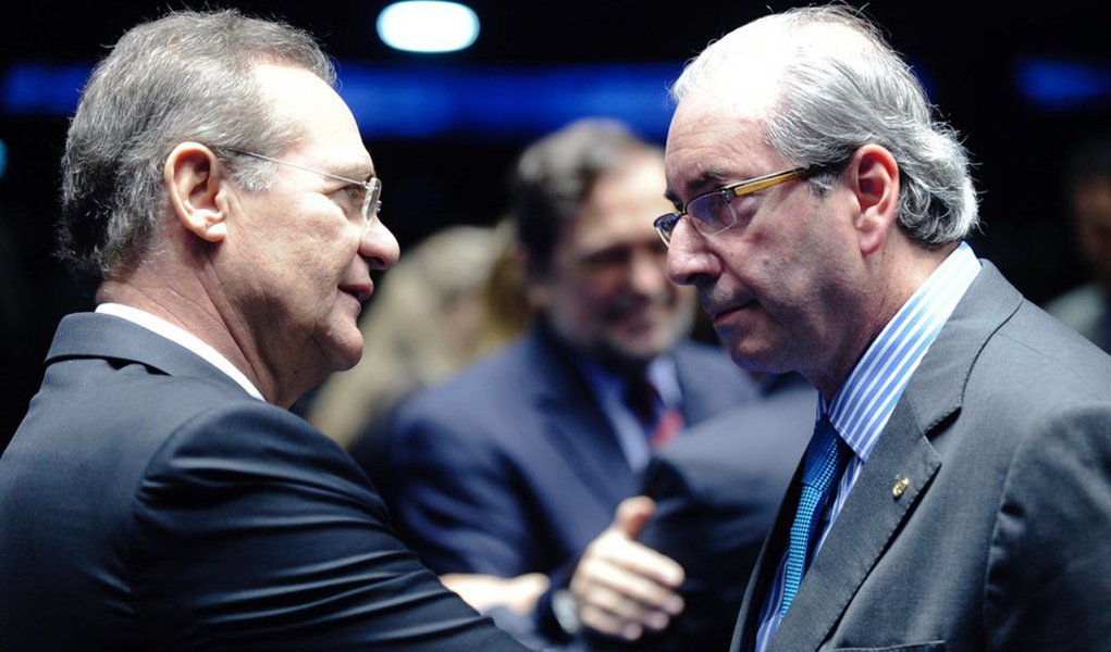 Presidente do Senado, Renan Calheiros (PMDB), fez um alerta sobre as manobras do presidente da Câmara, Eduardo Cunha (PMDB), para protelar seu processo de cassação: “A influência dele na comissão vem desde lá de trás. Mas, se ele continuar destituindo relator, trocando líder, manobrando com minorias, vão acabar decretado a prisão dele” (Foto: Roberta Namour) Presidente do Senado, Renan Calheiros (PMDB), fez um alerta sobre as manobras do presidente da Câmara, Eduardo Cunha (PMDB), para protelar seu processo de cassação: “A influência dele na comissão vem desde lá de trás. Mas, se ele continuar destituindo relator, trocando líder, manobrando com minorias, vão acabar decretado a prisão dele”