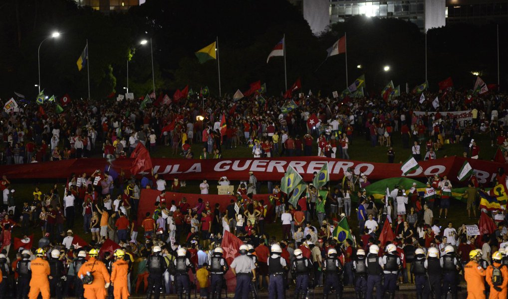 Milhares de manifestantes que protestam em Brasília na noite desta sexta-feira (18) entoaram um coro pedindo a saída do presidente da Câmara, Eduardo Cunha (PMDB-RJ); Cunha é réu em ação no Supremo Tribunal Federal por ter recebido propina em negócios da Petrobras (Foto: Valter Lima) Milhares de manifestantes que protestam em Brasília na noite desta sexta-feira (18) entoaram um coro pedindo a saída do presidente da Câmara, Eduardo Cunha (PMDB-RJ); Cunha é réu em ação no Supremo Tribunal Federal por ter recebido propina em negócios da Petrobras