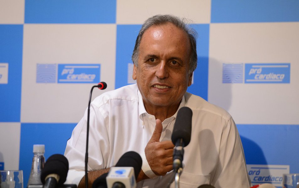 O governador do Rio de Janeiro, Luiz Fernando Pezão, apresenta melhora em seu estado de saúde, de acordo com nota divulgada neste sábado por sua assessoria; Pezão continua internado no Hospital Pró Cardíaco, em Botafogo, zona sul do Rio, onde segue um tratamento à base de antibióticos contra a infecção na pele que motivou sua nova internação, na terça-feira (5) (Foto: Romulo Faro) O governador do Rio de Janeiro, Luiz Fernando Pezão, apresenta melhora em seu estado de saúde, de acordo com nota divulgada neste sábado por sua assessoria; Pezão continua internado no Hospital Pró Cardíaco, em Botafogo, zona sul do Rio, onde segue um tratamento à base de antibióticos contra a infecção na pele que motivou sua nova internação, na terça-feira (5)