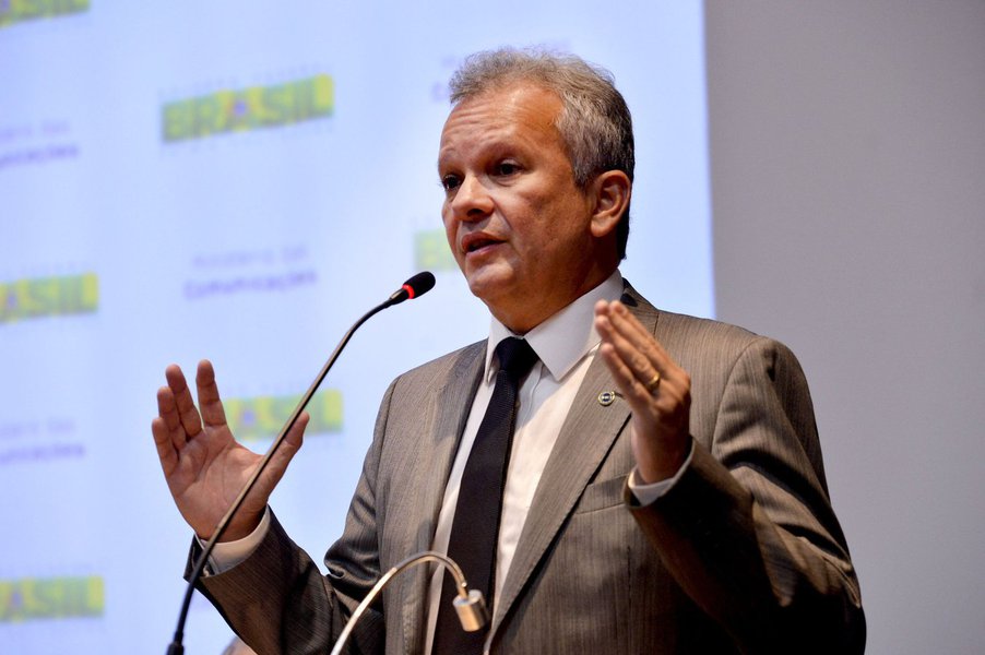 Ministro das Comunicações, André Figueiredo afirmou que o PDT fará oposição a um eventual governo Michel Temer (PMDB) e que a equipe que vem sendo montada pelo vice-presidente é formada em grande parte por traidores. Ele criticou as reformas que estão sendo planejadas pelo peemedebista, que para ele vão de encontro ao que deseja o mercado financeiro e “certamente piorarão a situação do País” (Foto: Rodrigo Rocha) Ministro das Comunicações, André Figueiredo afirmou que o PDT fará oposição a um eventual governo Michel Temer (PMDB) e que a equipe que vem sendo montada pelo vice-presidente é formada em grande parte por traidores. Ele criticou as reformas que estão sendo planejadas pelo peemedebista, que para ele vão de encontro ao que deseja o mercado financeiro e “certamente piorarão a situação do País”