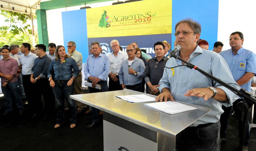 Ao abrir oficialmente a Feira de Tecnologia Agropecuária do Tocantins (Agrotins), o governador Marcelo Miranda destacou os avanços pelos quais a feira passou desde a sua primeira edição; segundo o chefe do executivo, a Agrotins, considerada a maior feira de agronegócios da Região Norte do País, "representa muito para o Tocantins e para o Brasil"; a feira, que segue até o próximo dia 7, tem como tema Tecnologia a favor do homem e da natureza; "Aprendemos muito com as edições anteriores e eu quero que todo esse aprendizado chegue aos agricultores, pecuaristas, governos, empresários, técnicos e estudantes" (Foto: Leonardo Lucena) Ao abrir oficialmente a Feira de Tecnologia Agropecuária do Tocantins (Agrotins), o governador Marcelo Miranda destacou os avanços pelos quais a feira passou desde a sua primeira edição; segundo o chefe do executivo, a Agrotins, considerada a maior feira de agronegócios da Região Norte do País, "representa muito para o Tocantins e para o Brasil"; a feira, que segue até o próximo dia 7, tem como tema Tecnologia a favor do homem e da natureza; "Aprendemos muito com as edições anteriores e eu quero que todo esse aprendizado chegue aos agricultores, pecuaristas, governos, empresários, técnicos e estudantes"