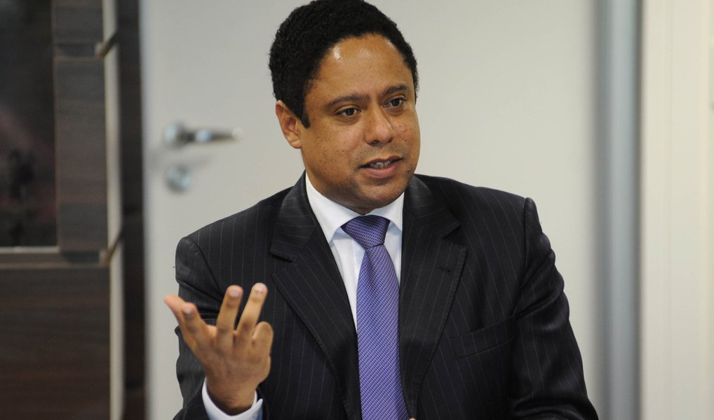 Após o adiamento do encontro que definiria os integrantes da Comissão Especial que analisará o pedido de impeachment, o vice-líder do governo na Câmara, Orlando Silva (PCdoB-SP), acusou Eduardo Cunha (PMDB-RJ), de se juntar à oposição e de atropelar os partidos; “Cunha perdeu completamente o limite. Não é razoável que ele queira impor a sua vontade. Ele não pode se juntar com a oposição e impor uma comissão. Ele não pode querer impor, junto com a oposição, quem é a comissão especial que vai avaliar um processo tão sério quanto esse”, afirmou (Foto: Valter Lima) Após o adiamento do encontro que definiria os integrantes da Comissão Especial que analisará o pedido de impeachment, o vice-líder do governo na Câmara, Orlando Silva (PCdoB-SP), acusou Eduardo Cunha (PMDB-RJ), de se juntar à oposição e de atropelar os partidos; “Cunha perdeu completamente o limite. Não é razoável que ele queira impor a sua vontade. Ele não pode se juntar com a oposição e impor uma comissão. Ele não pode querer impor, junto com a oposição, quem é a comissão especial que vai avaliar um processo tão sério quanto esse”, afirmou