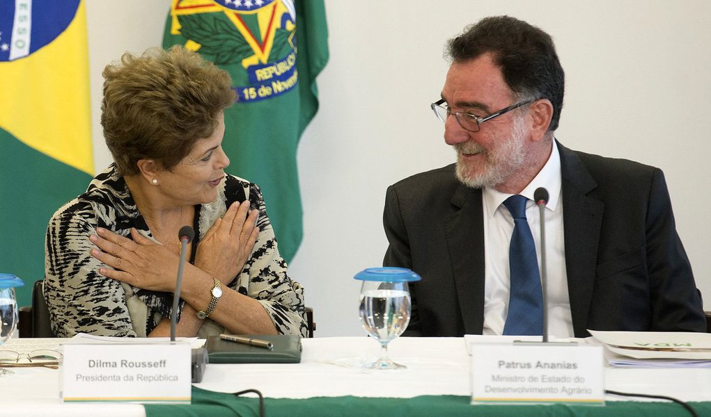 Segundo o ministro do Desenvolvimento Agrário, Patrus Ananias, na próxima terça-feira, Dilma Rousseff deve anunciar recursos para que a Agência Nacional de Assistência e Extensão Rural (Anater) possa operar no mesmo dia em que lançará o Plano Safra da Agricultura Familiar 2016/17; a estatal foi criada em 2014; Ananias afirma que o governo irá “consolidar” e “colocar de pé” a Anater, que nascerá com a meta de assistir 10 mil famílias de agricultores e contratar e capacitar 2 mil técnicos para dar assistência no campo (Foto: Roberta Namour) Segundo o ministro do Desenvolvimento Agrário, Patrus Ananias, na próxima terça-feira, Dilma Rousseff deve anunciar recursos para que a Agência Nacional de Assistência e Extensão Rural (Anater) possa operar no mesmo dia em que lançará o Plano Safra da Agricultura Familiar 2016/17; a estatal foi criada em 2014; Ananias afirma que o governo irá “consolidar” e “colocar de pé” a Anater, que nascerá com a meta de assistir 10 mil famílias de agricultores e contratar e capacitar 2 mil técnicos para dar assistência no campo