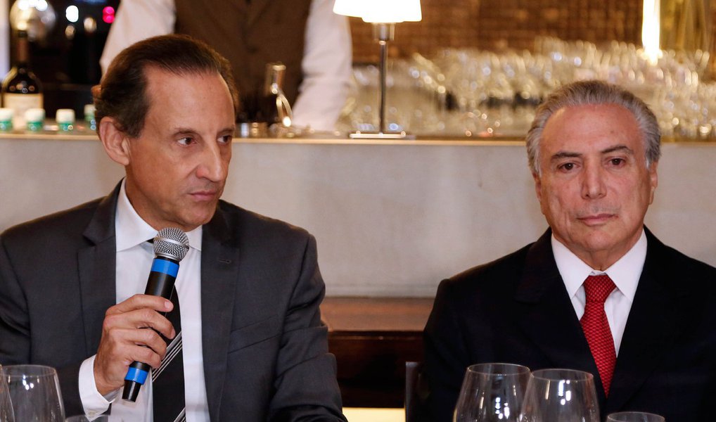 Presidente da Fiesp, Paulo Skaf, encontrou-se nesta sexta-feira, 29, com o vice-presidente Michel Temer em São Paulo; ele voltou a defender um ajuste fiscal sem aumento da carga tributária; "Eu acredito que haja a necessidade de um ajuste fiscal, mas que deve ser feito na mão da redução das despesas e não do aumento de impostos", ressaltou; para Skaf, entre as possibilidades de redução no déficit das contas estão a repatriação de recursos que estão no exterior e a redução dos juros da dívida (Foto: Aquiles Lins) Presidente da Fiesp, Paulo Skaf, encontrou-se nesta sexta-feira, 29, com o vice-presidente Michel Temer em São Paulo; ele voltou a defender um ajuste fiscal sem aumento da carga tributária; "Eu acredito que haja a necessidade de um ajuste fiscal, mas que deve ser feito na mão da redução das despesas e não do aumento de impostos", ressaltou; para Skaf, entre as possibilidades de redução no déficit das contas estão a repatriação de recursos que estão no exterior e a redução dos juros da dívida