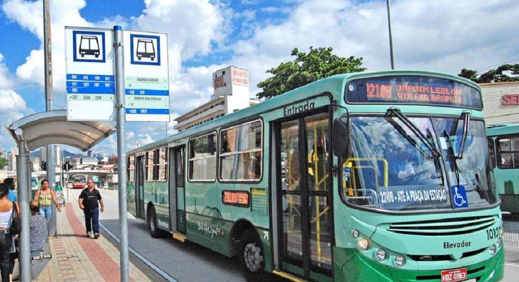 Motoristas e cobradores de ônibus de Belo Horizonte vão paralisar o trabalho a partir de 3h desta segunda-feira; protesto é contra projeto de lei que está nas mãos do prefeito Marcio Lacerda, visto pela categoria como uma ameaça de extinção do cargo de cobrador; de acordo com o diretor do Sindicato dos Trabalhadores em Transportes Rodoviários de Belo Horizonte (STTR-BH), Denilson Dorneles, haverá mobilização nas garagens de todas as 48 empresas de ônibus da capital (Foto: José Barbacena) Motoristas e cobradores de ônibus de Belo Horizonte vão paralisar o trabalho a partir de 3h desta segunda-feira; protesto é contra projeto de lei que está nas mãos do prefeito Marcio Lacerda, visto pela categoria como uma ameaça de extinção do cargo de cobrador; de acordo com o diretor do Sindicato dos Trabalhadores em Transportes Rodoviários de Belo Horizonte (STTR-BH), Denilson Dorneles, haverá mobilização nas garagens de todas as 48 empresas de ônibus da capital