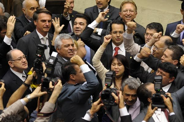 A atividade parlamentar está sendo reduzida à defesa de interesses pessoais e corporativos como nunca visto. Os interesses da sociedade e do país que se danem (Foto: Laurez Cerqueira) A atividade parlamentar está sendo reduzida à defesa de interesses pessoais e corporativos como nunca visto. Os interesses da sociedade e do país que se danem
