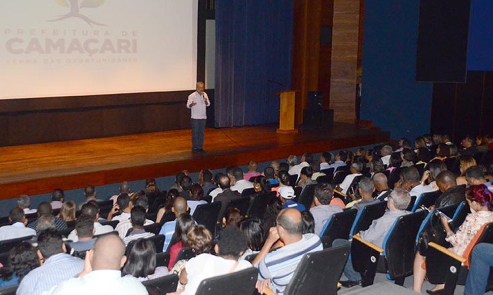A Procuradoria Geral do Município de Camaçari fez palestra na Cidade do Saber, nesta quarta-feira, para orientar os servidores públicos sobre o decreto nº 6.362/2016, que regulamenta a aplicação de vedações e limitações dos agentes públicos municipais, previstas na lei federal nº 9.5041/97, em vista das eleições deste ano; o prefeito Ademar Delgado destacou a importância de esclarecer as dúvidas para cumprimento da lei relacionada com o que os servidores podem ou não fazer no ano eleitoral (Foto: Romulo Faro) A Procuradoria Geral do Município de Camaçari fez palestra na Cidade do Saber, nesta quarta-feira, para orientar os servidores públicos sobre o decreto nº 6.362/2016, que regulamenta a aplicação de vedações e limitações dos agentes públicos municipais, previstas na lei federal nº 9.5041/97, em vista das eleições deste ano; o prefeito Ademar Delgado destacou a importância de esclarecer as dúvidas para cumprimento da lei relacionada com o que os servidores podem ou não fazer no ano eleitoral