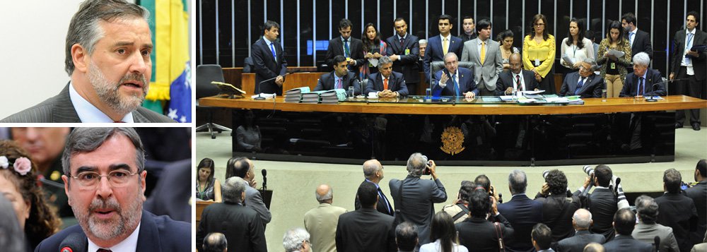 Deputados petistas tentam impedir que a escolha nesta terça-feira, 8, dos integrantes da comissão especial da Câmara dos Deputados que analisará o pedido de abertura de processo de impeachment contra a presidente Dilma Rousseff se dê por voto secreto; "Se ele (Cunha) utilizar o regimento, nós vamos levar o assunto ao Supremo Tribunal Federal", afirmou o deputado Paulo Pimenta (RS); "Votação secreta é uma vergonha para o Brasil", resumiu o vice-líder do PT, Henrique Fontana (Foto: Aquiles Lins) Deputados petistas tentam impedir que a escolha nesta terça-feira, 8, dos integrantes da comissão especial da Câmara dos Deputados que analisará o pedido de abertura de processo de impeachment contra a presidente Dilma Rousseff se dê por voto secreto; "Se ele (Cunha) utilizar o regimento, nós vamos levar o assunto ao Supremo Tribunal Federal", afirmou o deputado Paulo Pimenta (RS); "Votação secreta é uma vergonha para o Brasil", resumiu o vice-líder do PT, Henrique Fontana