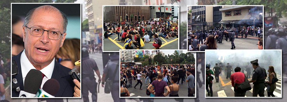 Com a popularidade mais baixa de sua história, governador de São Paulo, Geraldo Alckmin (PSDB), colocou a Polícia Militar para "varrer estudantes" nesta sexta-feira, 4; diversas bombas de efeito moral foram disparadas contra alunos que reivindicam educação pública de qualidade e protestam contra o fechamento de 93 escolas no Estado, previsto na chamada reorganização escolar de 2016; depois de seguidas ações equivocadas e uso desnecessário de violência contra estudantes, Geraldo Alckmin decidiu suspender o projeto de reorganização escolar (Foto: Gisele Federicce) Com a popularidade mais baixa de sua história, governador de São Paulo, Geraldo Alckmin (PSDB), colocou a Polícia Militar para "varrer estudantes" nesta sexta-feira, 4; diversas bombas de efeito moral foram disparadas contra alunos que reivindicam educação pública de qualidade e protestam contra o fechamento de 93 escolas no Estado, previsto na chamada reorganização escolar de 2016; depois de seguidas ações equivocadas e uso desnecessário de violência contra estudantes, Geraldo Alckmin decidiu suspender o projeto de reorganização escolar