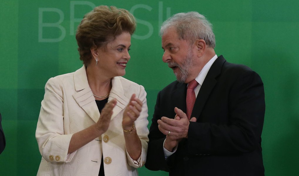 A presidente Dilma Rousseff e o ex-presidente Lula se encontraram nesta quinta (28), em Brasília, para discutir as estratégias de enfrentamento ao processo de impeachment que será votado pelos senadores nas próximas semanas; nos próximos dias, estão programadas manifestações contra o impeachment em diversas cidades brasileiras e Lula tenta convencer Dilma a comparecer a um dos eventos, em São Paulo, no próximo domingo (1º) (Foto: Valter Lima) A presidente Dilma Rousseff e o ex-presidente Lula se encontraram nesta quinta (28), em Brasília, para discutir as estratégias de enfrentamento ao processo de impeachment que será votado pelos senadores nas próximas semanas; nos próximos dias, estão programadas manifestações contra o impeachment em diversas cidades brasileiras e Lula tenta convencer Dilma a comparecer a um dos eventos, em São Paulo, no próximo domingo (1º)