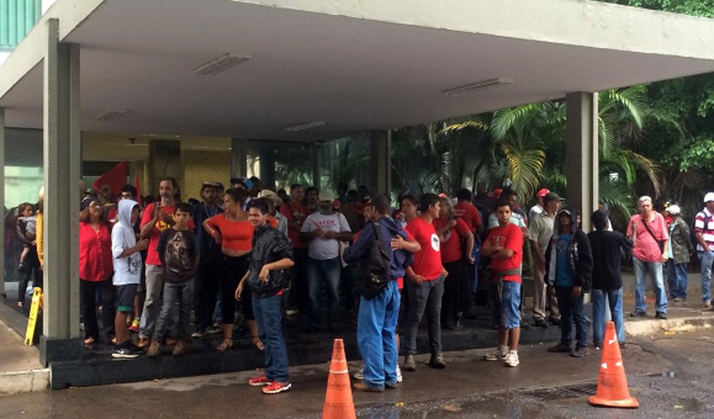 Integrantes do Movimento dos Trabalhadores Sem Terra (MST), do Movimento dos Sem-Teto e dos Atingidos por Barragens, entre outros, ocupam a portaria principal do Ministério da Fazenda, em Brasília; a Polícia Militar do Distrito Federal disse que há 200 manifestantes, mas o MST afirma que o número é maior (Foto: Leonardo Lucena) Integrantes do Movimento dos Trabalhadores Sem Terra (MST), do Movimento dos Sem-Teto e dos Atingidos por Barragens, entre outros, ocupam a portaria principal do Ministério da Fazenda, em Brasília; a Polícia Militar do Distrito Federal disse que há 200 manifestantes, mas o MST afirma que o número é maior