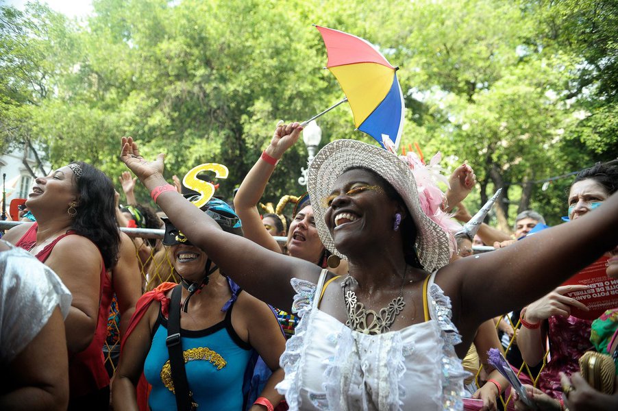 Já perceberam como as chamadas "minorias" são sempre os maiores destaques do carnaval? Negros, mulheres, pobres e gays são os símbolos da festa. Nunca se dá tanta oportunidade para o pobre falar sobre os seus sonhos (Foto: Nêggo Tom) www.brasil247.com - Já perceberam como as chamadas "minorias" são sempre os maiores destaques do carnaval? Negros, mulheres, pobres e gays são os símbolos da festa. Nunca se dá tanta oportunidade para o pobre falar sobre os seus sonhos
