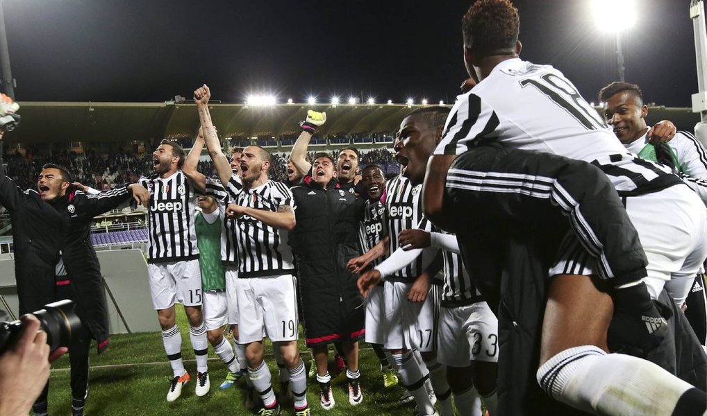 A Juventus ganhou o título do Campeonato Italiano pela quinta temporada consecutiva nesta segunda-feira, sem entrar em campo, depois que o Napoli, única equipe que poderia alcançá-la, perdeu por 1 x 0 para a Roma, com um gol de Radja Nainggolan no final (Foto: Leonardo Attuch) A Juventus ganhou o título do Campeonato Italiano pela quinta temporada consecutiva nesta segunda-feira, sem entrar em campo, depois que o Napoli, única equipe que poderia alcançá-la, perdeu por 1 x 0 para a Roma, com um gol de Radja Nainggolan no final