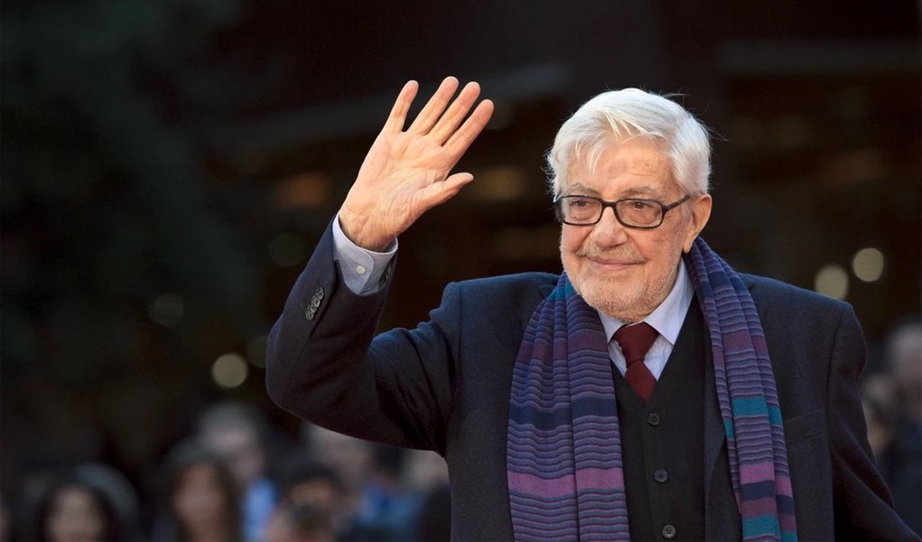 Responsável por filmes como "Um Dia Muito Especial" e "A Família", o cineasta foi um dos produtores mais destacados do cinema italiano e o primeiro-ministro, Matteo Renzi, declarou que sua morte "deixa um enorme vazio na cultura italiana"; ganhador do prêmio de melhor roteiro no Festival de Cannes em 1980 por "O Terraço", ele trabalhou com alguns dos mais destacados representantes do cinema do país, como Marcello Mastroianni, Vittorio Gassman, e Sophia Loren, e foi reconhecido como um dos criadores da moderna comédia italiana (Foto: Roberta Namour) Responsável por filmes como "Um Dia Muito Especial" e "A Família", o cineasta foi um dos produtores mais destacados do cinema italiano e o primeiro-ministro, Matteo Renzi, declarou que sua morte "deixa um enorme vazio na cultura italiana"; ganhador do prêmio de melhor roteiro no Festival de Cannes em 1980 por "O Terraço", ele trabalhou com alguns dos mais destacados representantes do cinema do país, como Marcello Mastroianni, Vittorio Gassman, e Sophia Loren, e foi reconhecido como um dos criadores da moderna comédia italiana