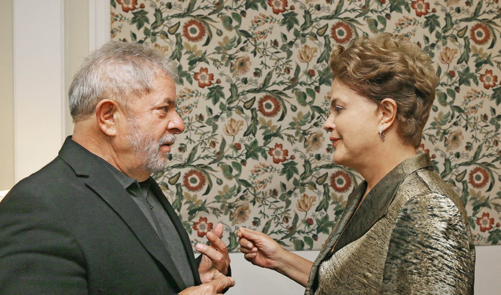 Numa decisão de alto impacto, a presidente Dilma Rousseff decide nomear o ex-presidente Lula em seu gabinete, fazendo parte do núcleo duro do governo; nesta posição, e também como candidato à presidência da República em 2018, Lula tentará organizar medidas para a retomada do crescimento e também para reaglutinar a base de sustentação do governo no Congresso; oposição deverá criticar decisão, que dá ao ex-presidente o foro privilegiado e o retira do alcance da força-tarefa paranaense; Lula, no entanto, poderá ser investigado na Lava Jato pelo STF; Lula está a caminho de Brasília (Foto: Gisele Federicce) Numa decisão de alto impacto, a presidente Dilma Rousseff decide nomear o ex-presidente Lula em seu gabinete, fazendo parte do núcleo duro do governo; nesta posição, e também como candidato à presidência da República em 2018, Lula tentará organizar medidas para a retomada do crescimento e também para reaglutinar a base de sustentação do governo no Congresso; oposição deverá criticar decisão, que dá ao ex-presidente o foro privilegiado e o retira do alcance da força-tarefa paranaense; Lula, no entanto, poderá ser investigado na Lava Jato pelo STF; Lula está a caminho de Brasília