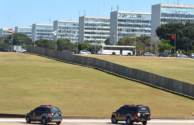 O muro não está ali para evitar conflito, ele está lá para acirrar os ânimos, para provocar um confronto, na medida que separa o povo em duas vertentes. De um lado os camisas vermelhas, do outro os verde-amarelo (Foto: Lelê Teles) O muro não está ali para evitar conflito, ele está lá para acirrar os ânimos, para provocar um confronto, na medida que separa o povo em duas vertentes. De um lado os camisas vermelhas, do outro os verde-amarelo