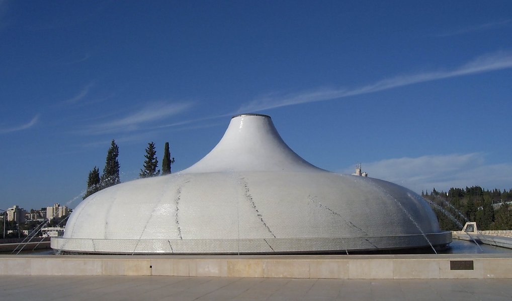 Encravado no oriente Médio, Israel é muito mais que um destino histórico marcado por ser o berço do cristianismo; neste ano, o Museu de Israel, em Jerusalém, promove quatro grandes exposições, dentro das celebrações de seu 50º aniversário e inclui tópicos que abrangem os continentes, gêneros e eras, desde apresentações focadas em artistas internacionais contemporâneos até exposições que exploram temas que combinam diferentes grupos culturais, confira o roteiro e programe-se (Foto: Paulo Emílio) Encravado no oriente Médio, Israel é muito mais que um destino histórico marcado por ser o berço do cristianismo; neste ano, o Museu de Israel, em Jerusalém, promove quatro grandes exposições, dentro das celebrações de seu 50º aniversário e inclui tópicos que abrangem os continentes, gêneros e eras, desde apresentações focadas em artistas internacionais contemporâneos até exposições que exploram temas que combinam diferentes grupos culturais, confira o roteiro e programe-se