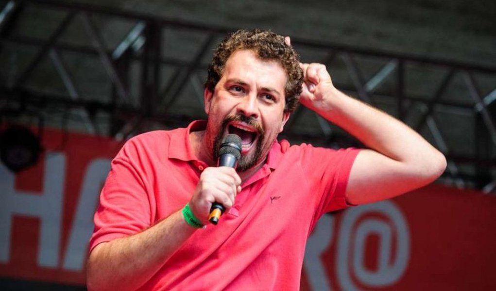 Guilherme Boulos, líder do MTST, diz que a decisão do Banco Central, hoje, sobre os juros, definirá a contundência das críticas ao governo de amanhã em diante: "Os movimentos já estão muito insatisfeitos e o enfrentamento deve aumentar", afirma, segundo a colunista Mônica Bergamo (Foto: Roberta Namour) Guilherme Boulos, líder do MTST, diz que a decisão do Banco Central, hoje, sobre os juros, definirá a contundência das críticas ao governo de amanhã em diante: "Os movimentos já estão muito insatisfeitos e o enfrentamento deve aumentar", afirma, segundo a colunista Mônica Bergamo